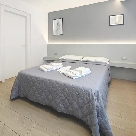 The Superhost - Il Lux