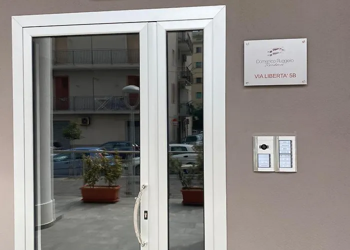 The Superhost - Il Lux