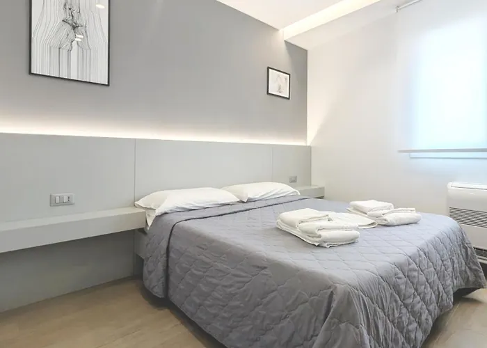 The Superhost - Il Lux